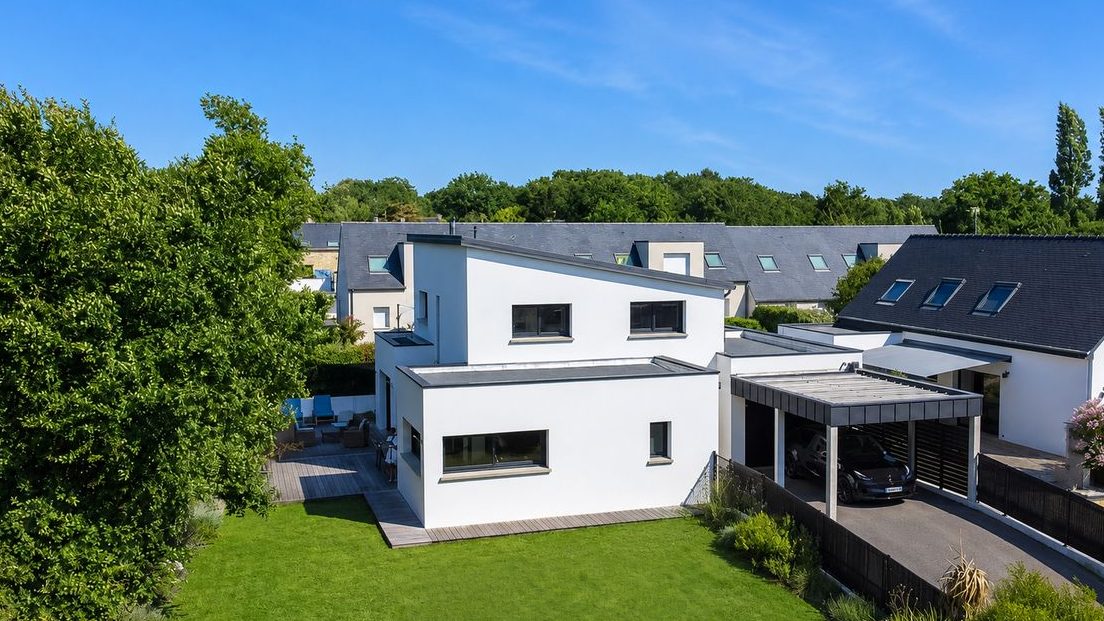 Vue aérienne d'une maison contemporaine et de son jardin