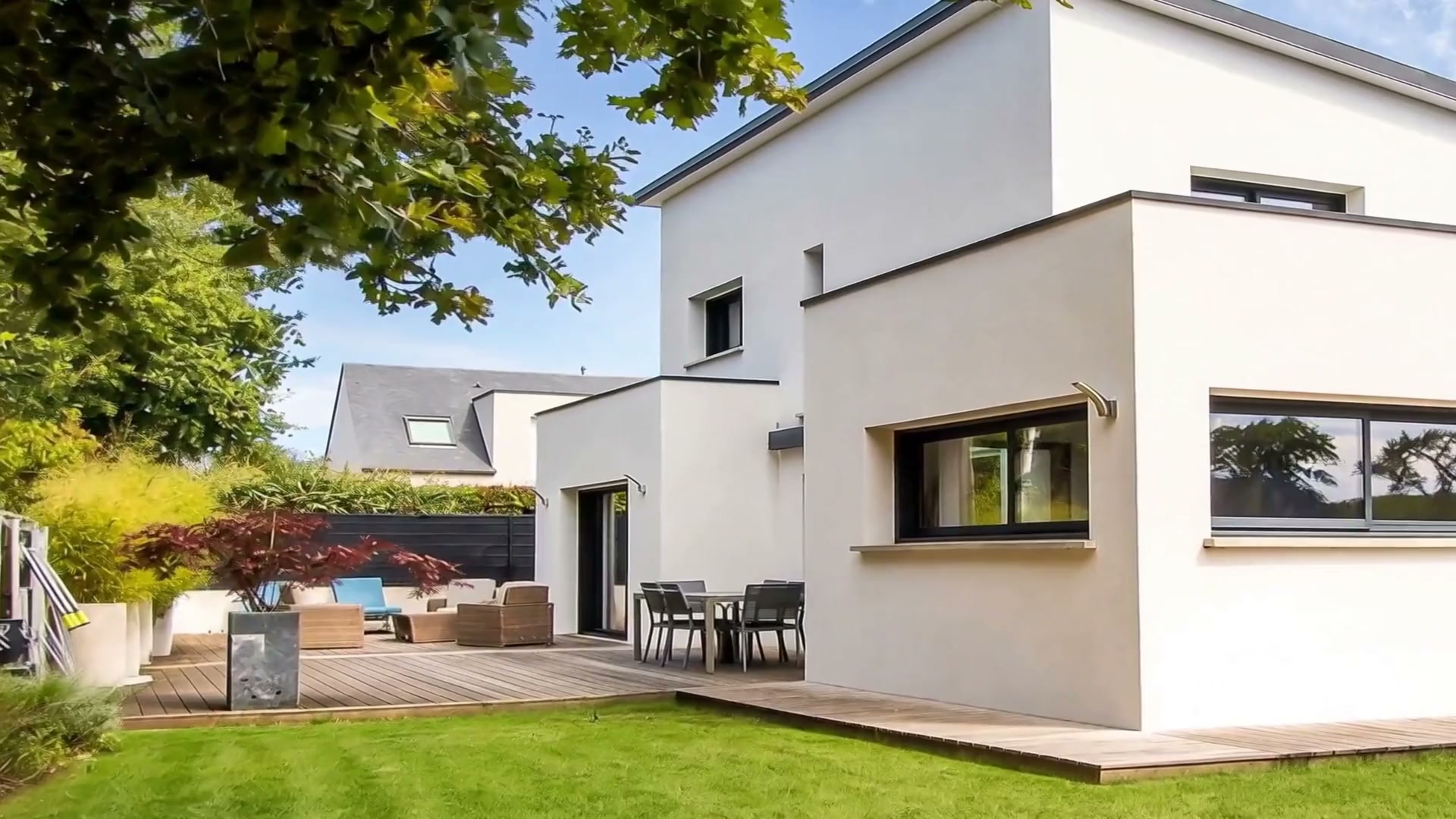 Plan extrait d'un film de visite : terrasse et jardin en fin de journée