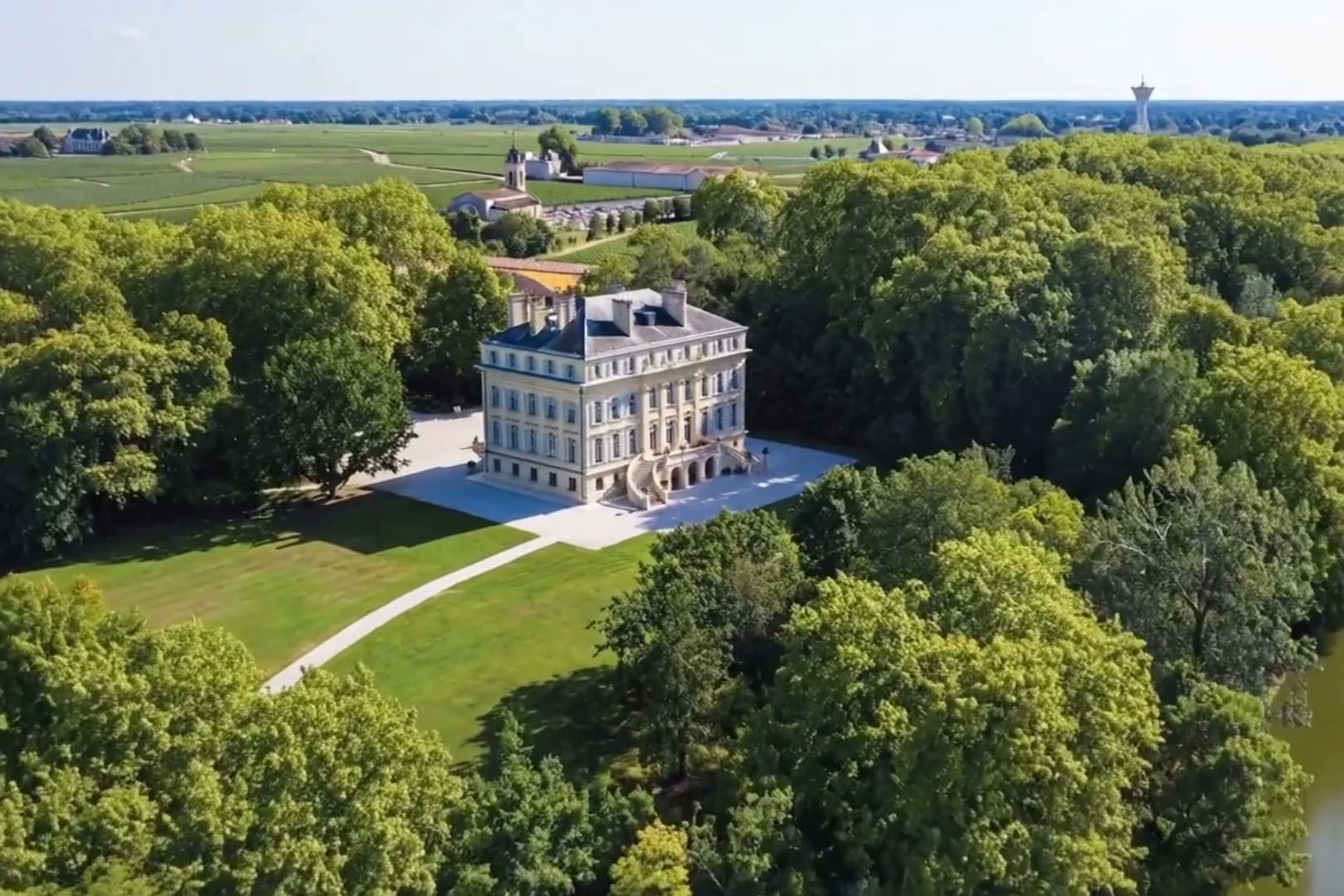 Plan extrait d'un film ImmersiFly : façade d'une maison contemporaine survolée au lever du jour