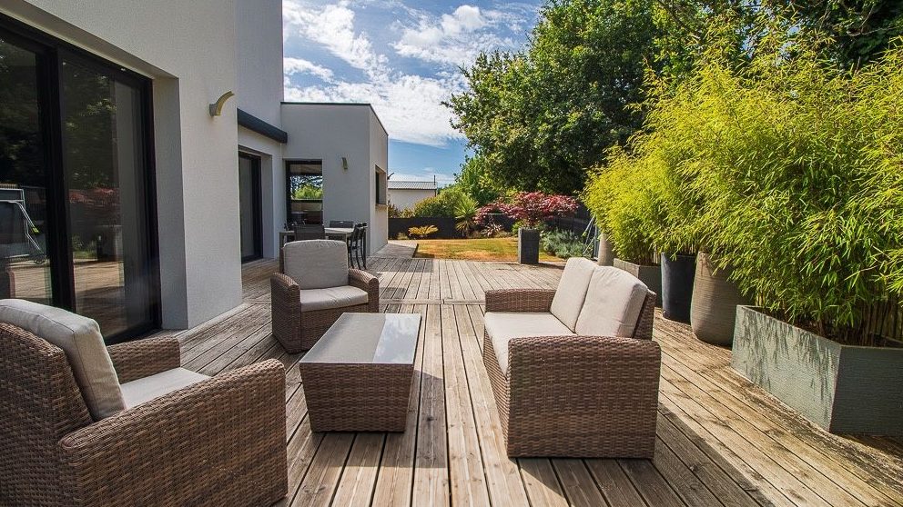 Terrasse en bois avec mobilier en rotin et bambous